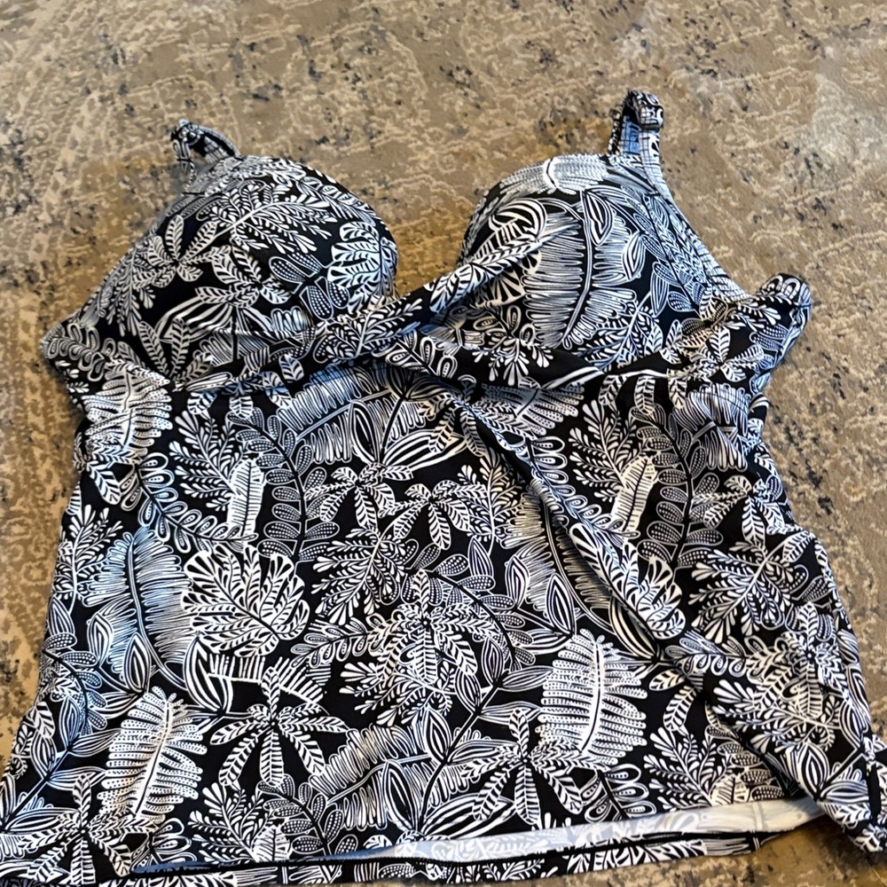 Croft & Barrow Monochrome Leaf Print Tankini